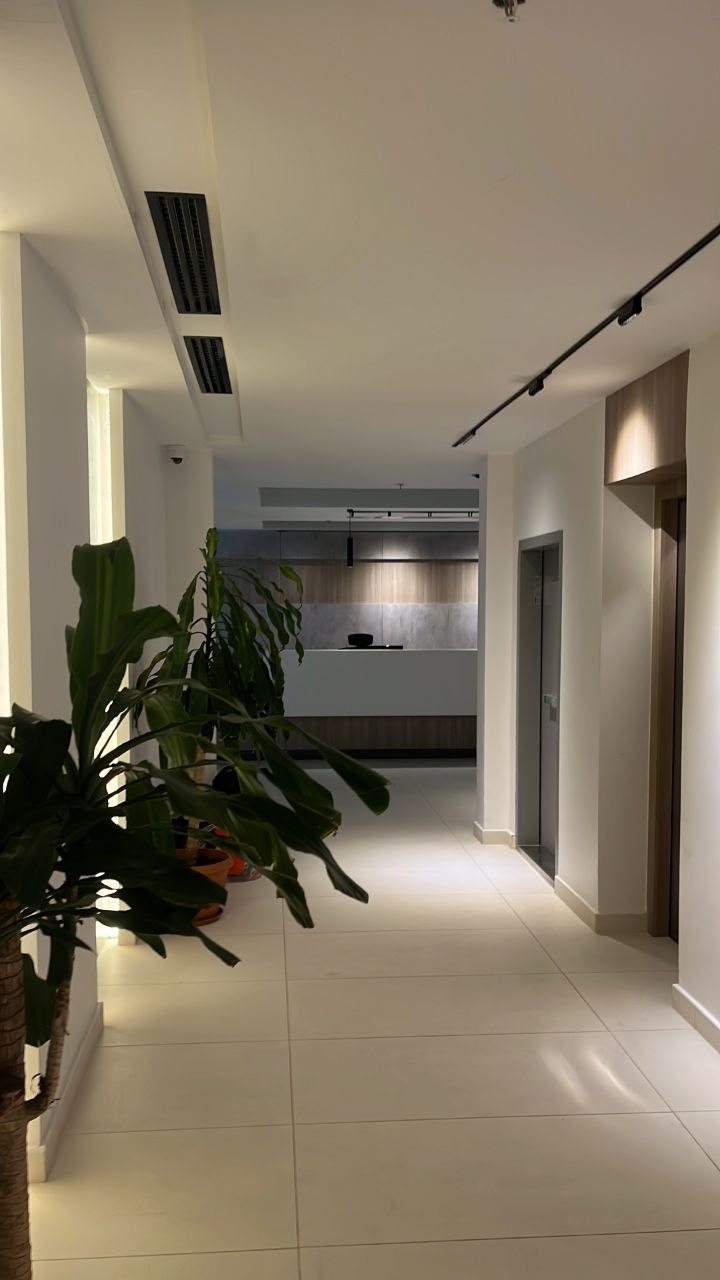 تصميم وتنفيذ بهو استقبال ومصاعد بتكسيات جدارية وإنارة مسار