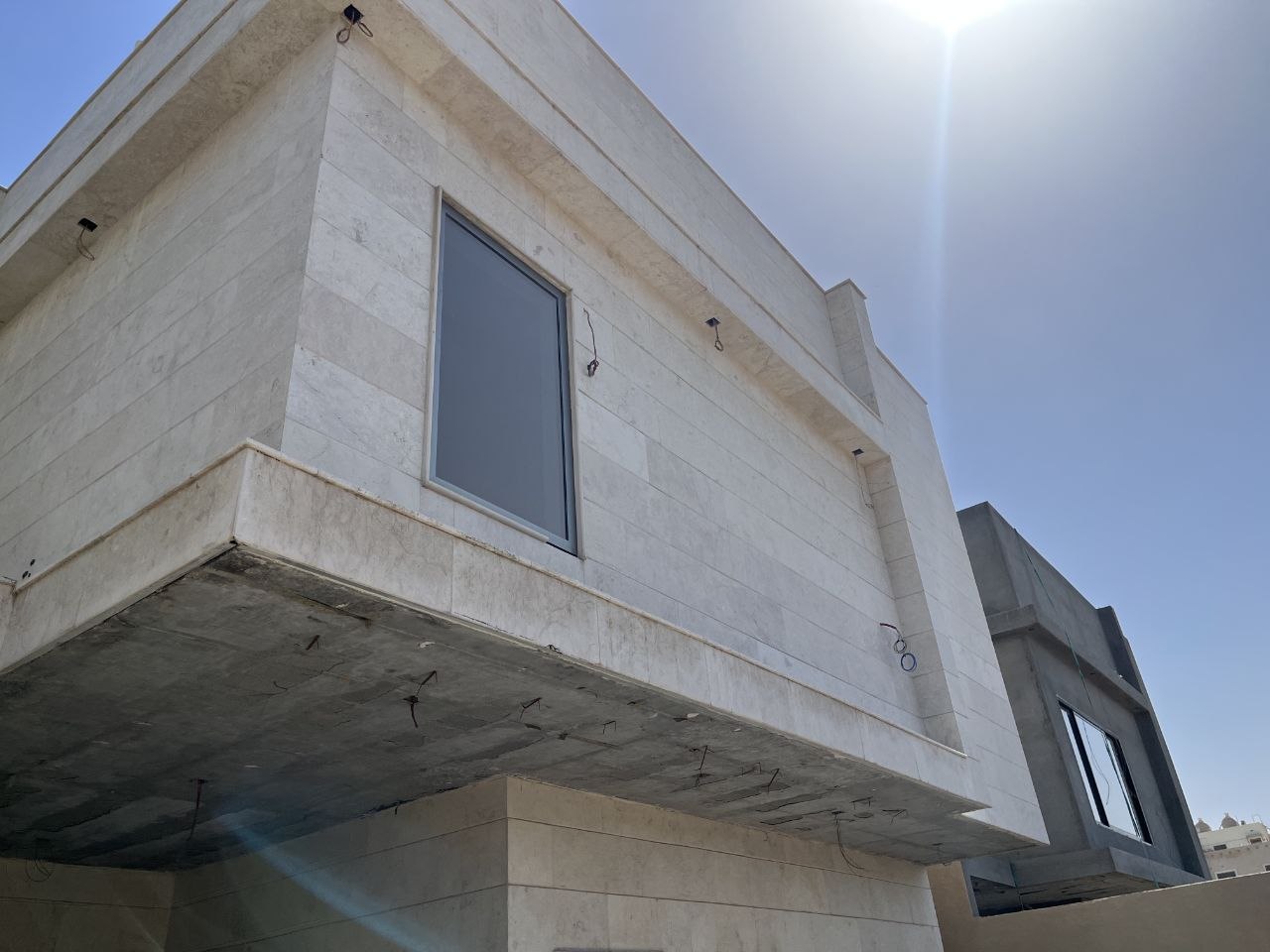 تكسيات حجر طبيعي وواجهات خارجية لفيلا سكنية حديثة